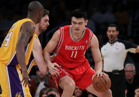 A picture of Yao Ming playing from Houston Rockest against Los Angeles Lakers.